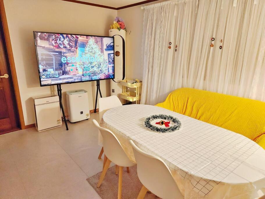 Seoul, 3 Rooms, Gimpo Airport, Free Parking, 1 Pm Check-Out, Super Close To The Station, 10 People, Warm Accommodation, 4 Beds, Hongdae, Jongno, Myeongdong Eksteriør billede