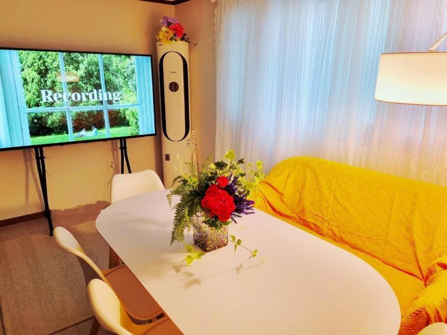 Seoul, 3 Rooms, Gimpo Airport, Free Parking, 1 Pm Check-Out, Super Close To The Station, 10 People, Warm Accommodation, 4 Beds, Hongdae, Jongno, Myeongdong Eksteriør billede